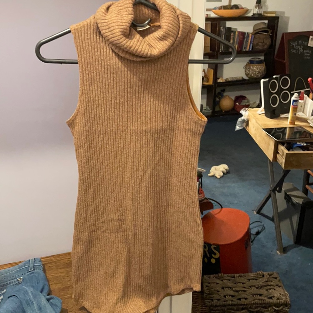 Sleeveless tank sweater size small